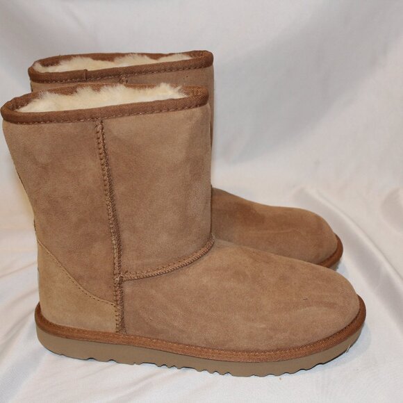 NEW UGG YOUTH 6 WOMEN'S 7.5-8 CLASSIC SHORT SUEDE SHEARLING LINED BOOTS CHESTNUT - Picture 1 of 6
